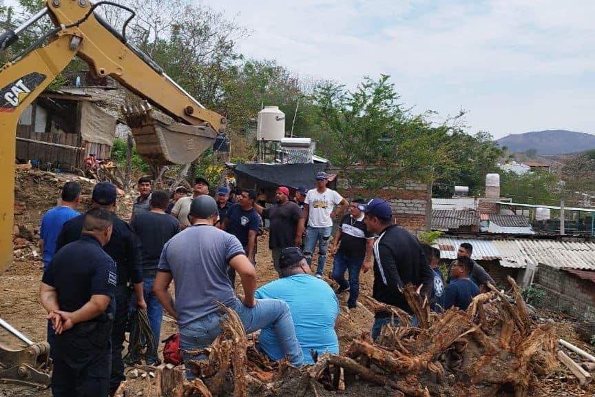 Rescatan a mujer que cayó a un pozo de 25 metros de profundidad en Jalisco.